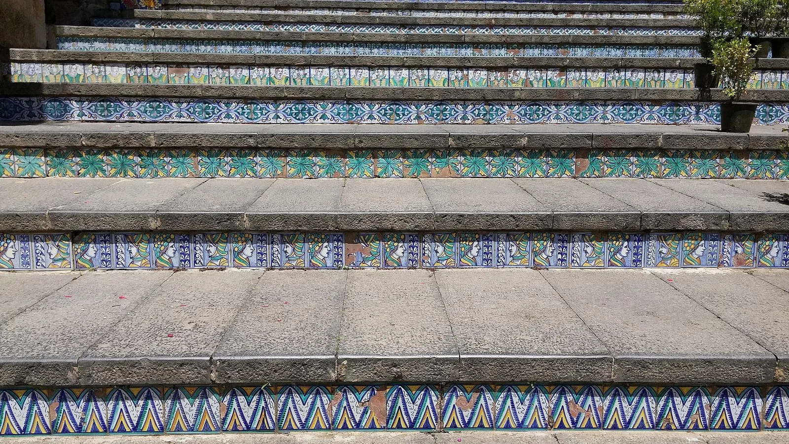 Le alzate in ceramica della Scala di Santa Maria del Monte, a Caltagirone