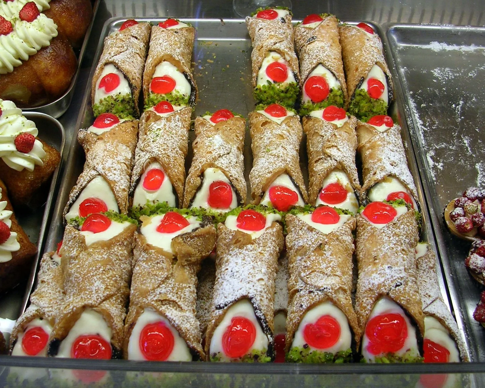 Cannoli siciliani appena riempiti