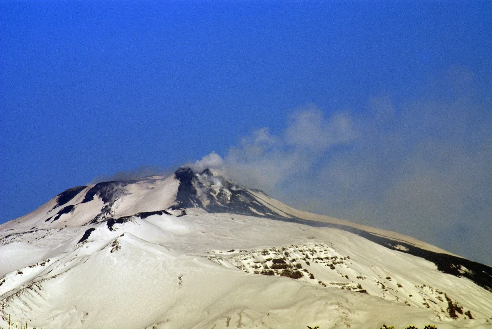 L'Etna innevato, visto dal versante orientale
