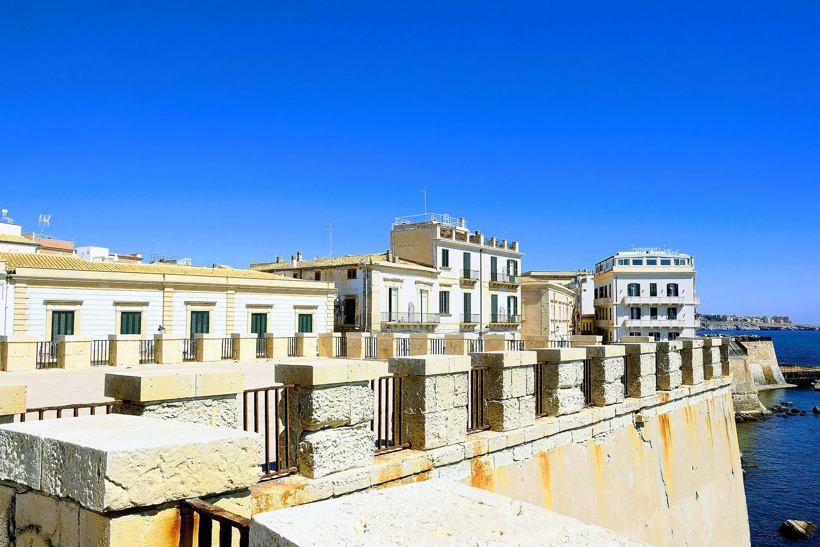 Il lungomare di Ortigia affacciato sullo Ionio